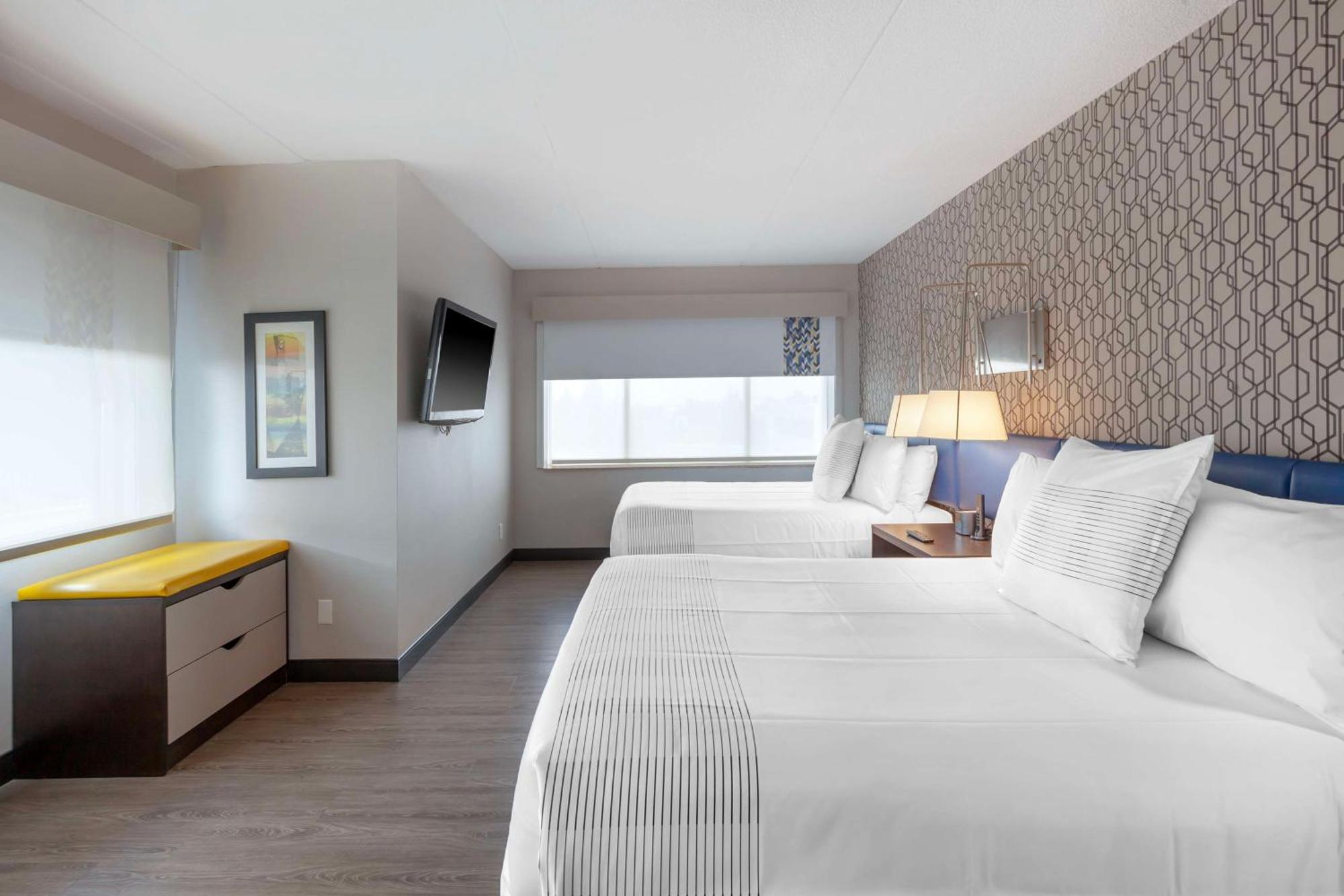Отель Glo Best Western Mississauga Corporate Centre Экстерьер фото